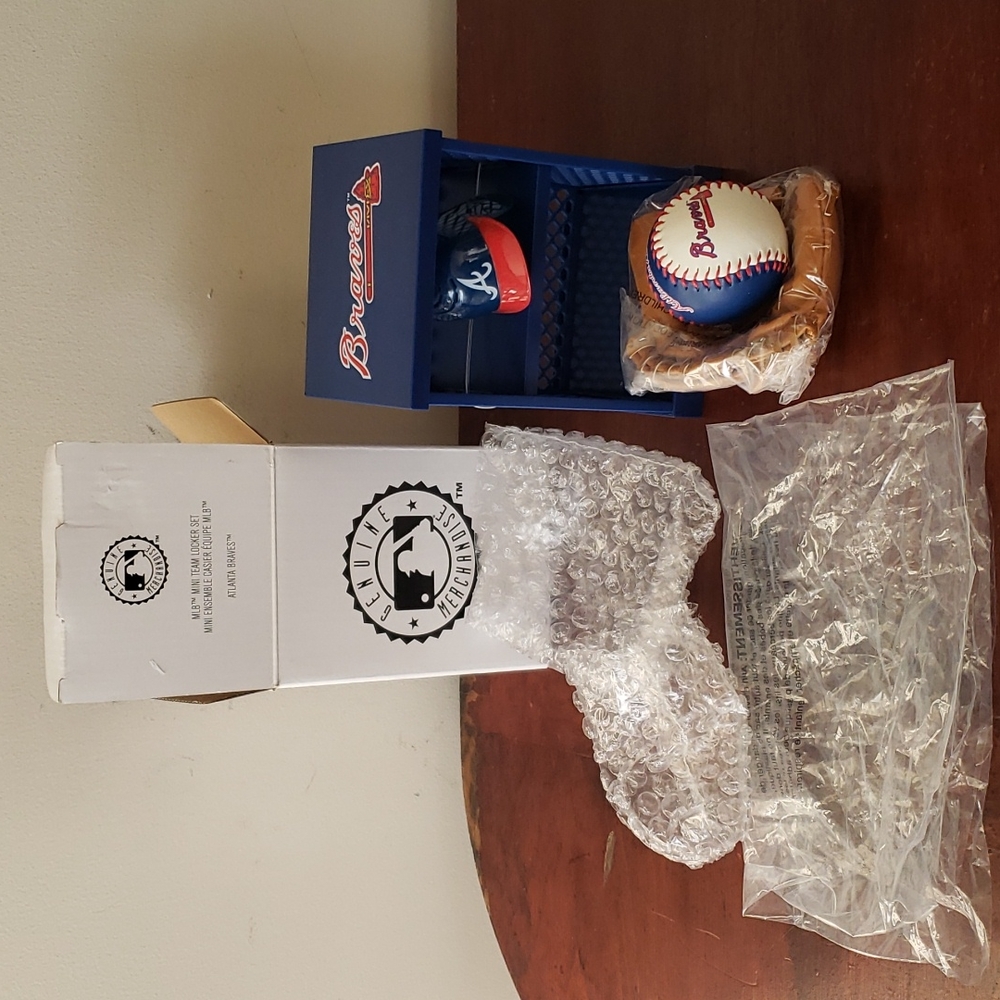 2006 NWT MLB Mini Team Locker Set Atlanta Braves